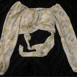 Crop top, the bottom you can tie however you like! Only wore it once!